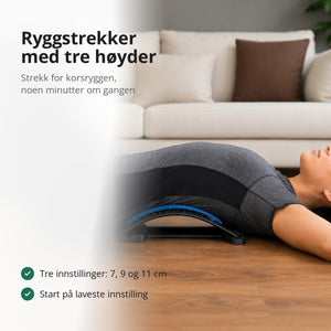 Ryggstrekker med tre innstillinger: kvinne ligger med korsryggen over buen på stuegulvet, tekst «Ryggstrekker med tre høyder»