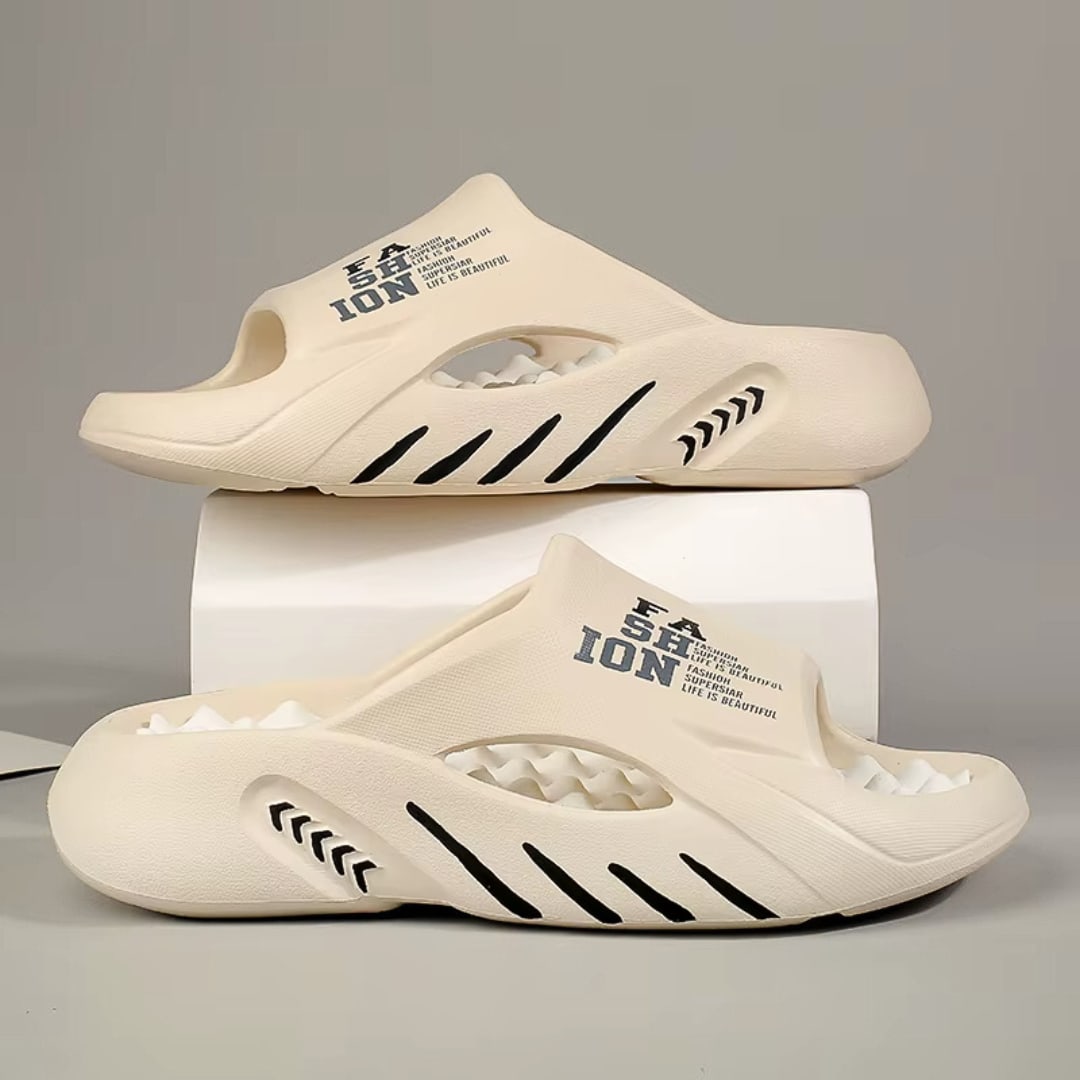Beige DreamFlops sett fra siden, stablet på en hvit boks