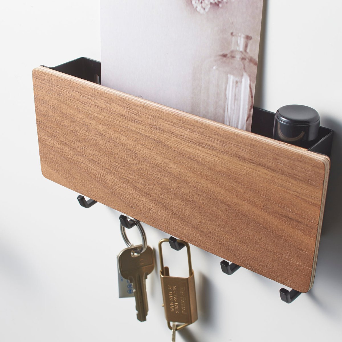 Magnetisk nøkkelholder til vegg med kroker og hylle – bilde 2