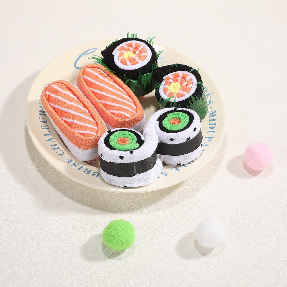 Sushisokker rullet som laks og maki på en tallerken