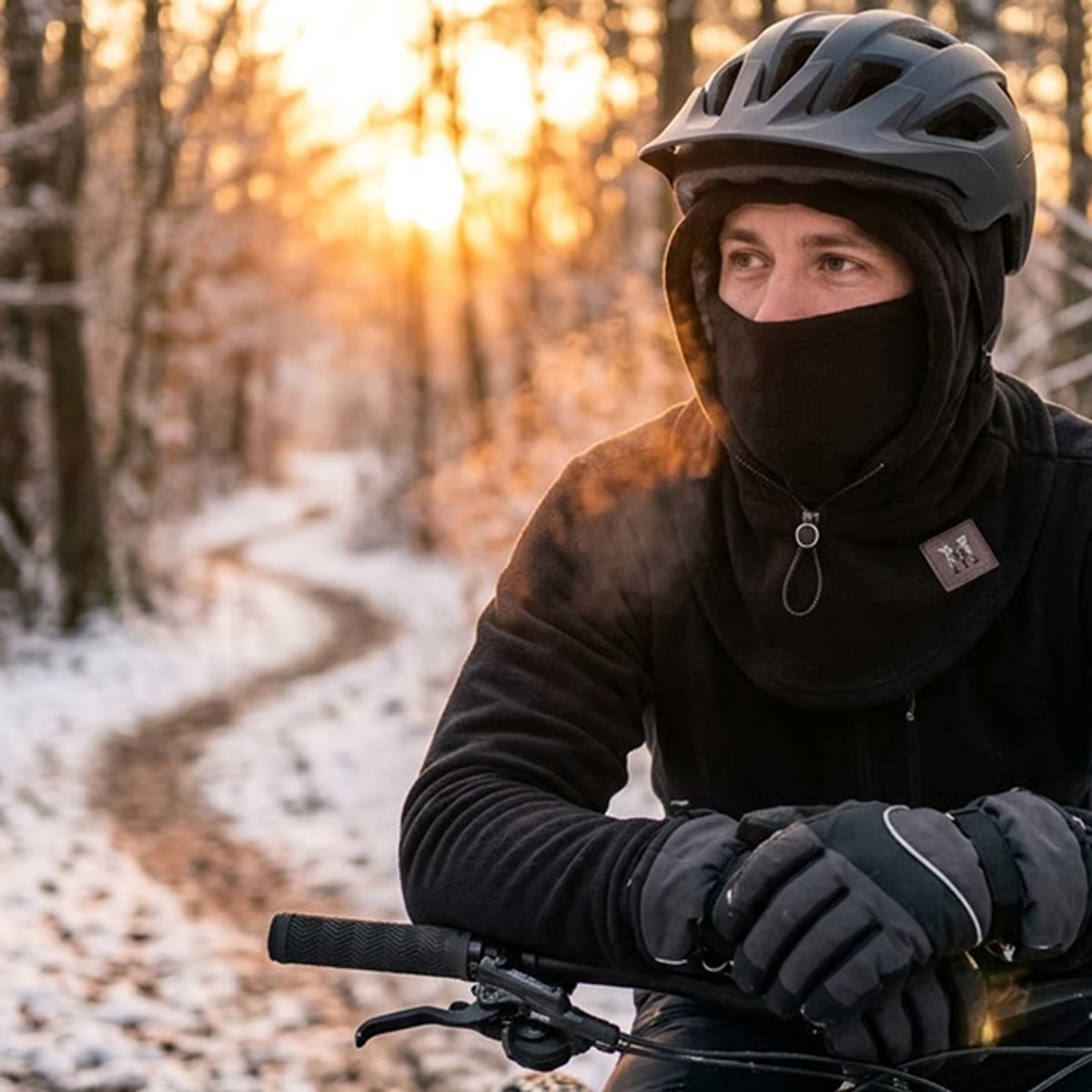Syklist med Vindro under hjelmen på en vintersti