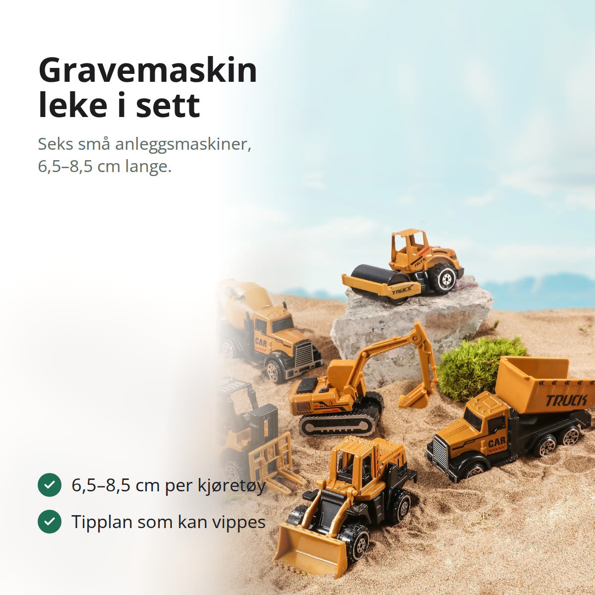 Seks små anleggsmaskiner i gult og svart i sanden: veivals på en stein, gravemaskin, tippbil, betongbil, gaffeltruck og hjullaster