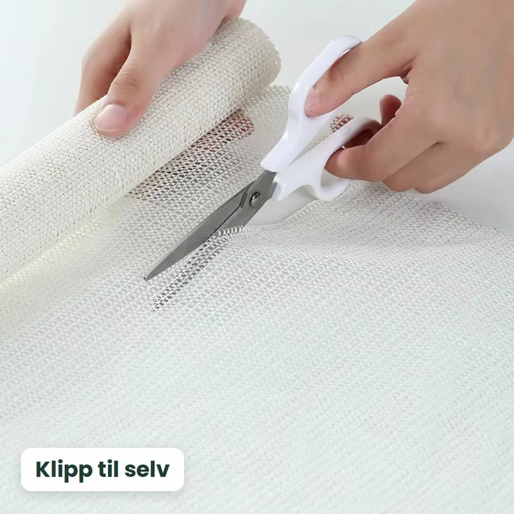 Antiskli-underlaget klippes til med saks