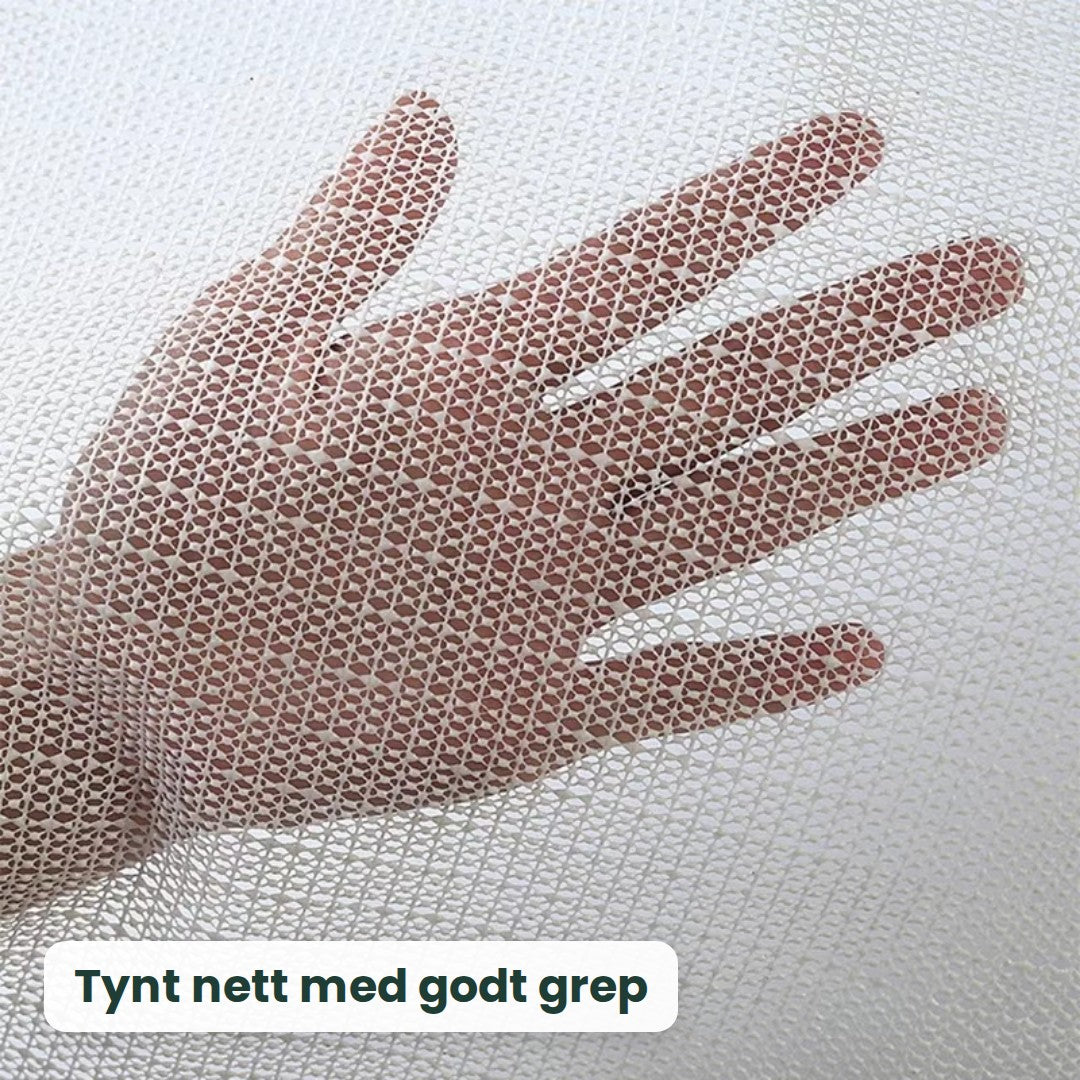 En hånd under det tynne nettet i antiskli-underlaget