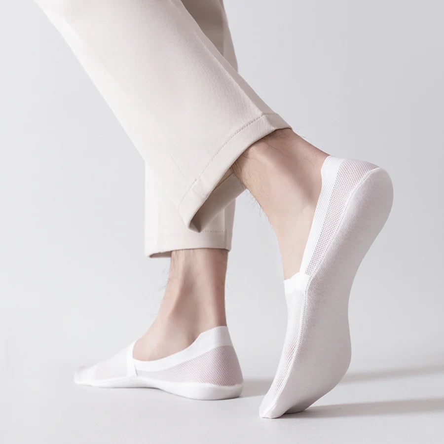 Hvite lavskårne sokker i beige ballerinaer, skjult under skokanten