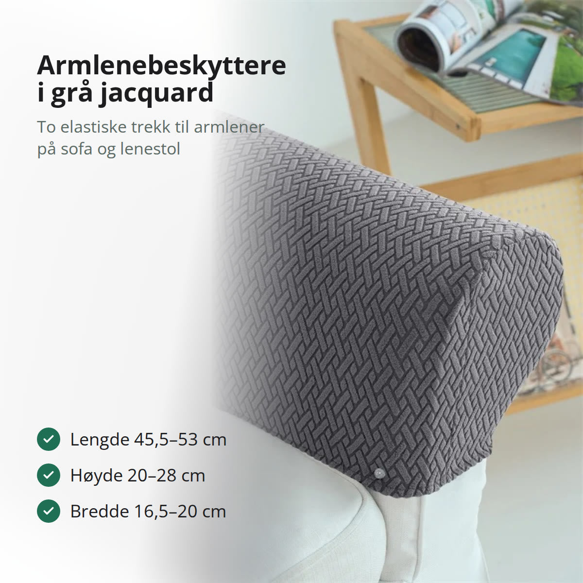 Grått, elastisk armlenetrekk i jacquardstoff tredd over armlenet på en hvit sofa