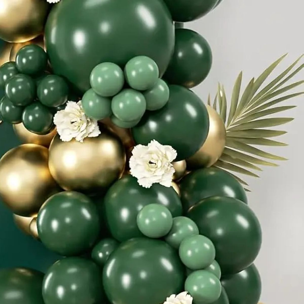 Ballongbue i mørkegrønne, salviegrønne og gullfargede ballonger, pyntet med hvite blomster