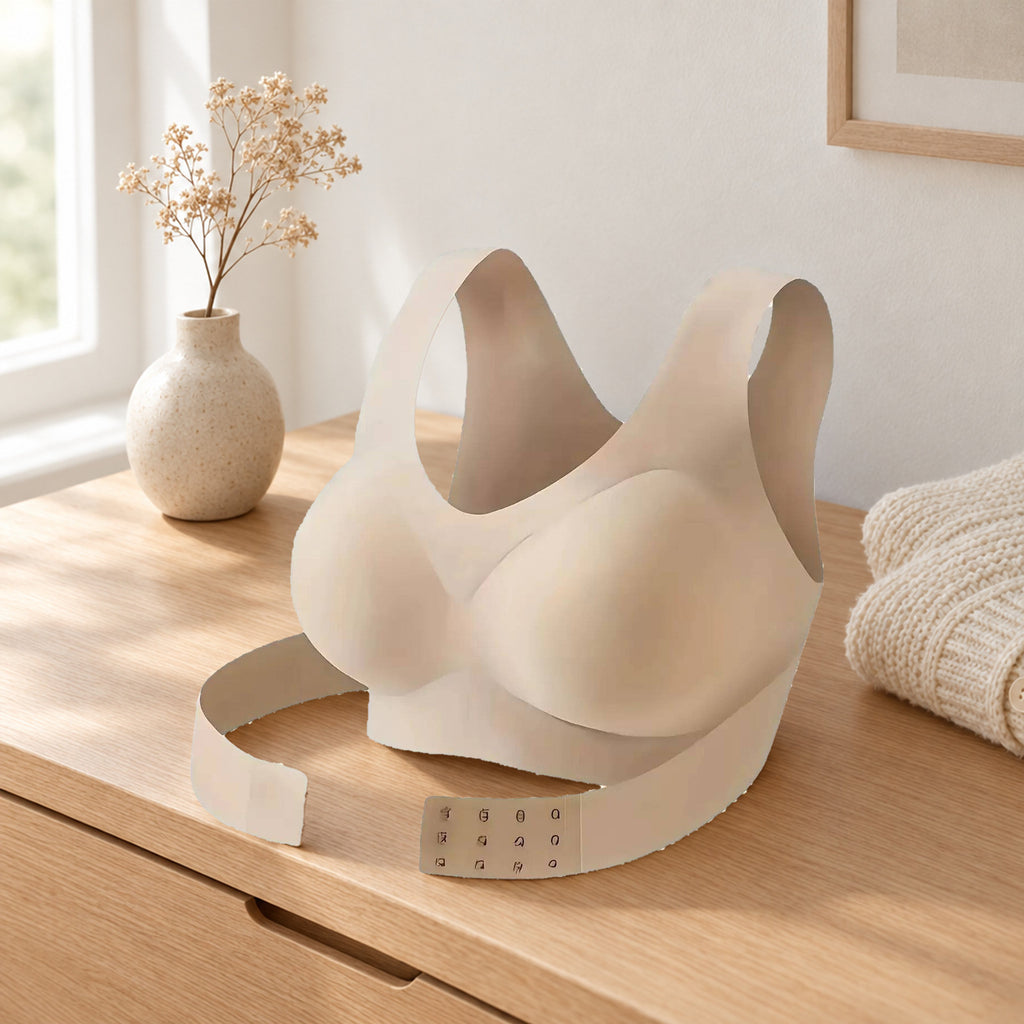 Beige Holda-BH med båndet og hektene, på en kommode i lys eik på soverommet