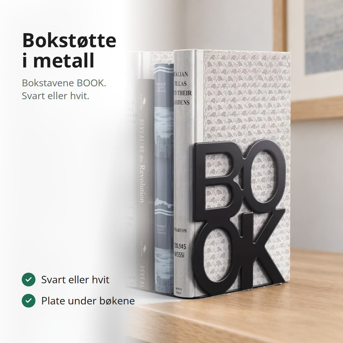 Svart bokstøtte i metall formet som ordet BOOK som holder bøker oppreist i en hylle