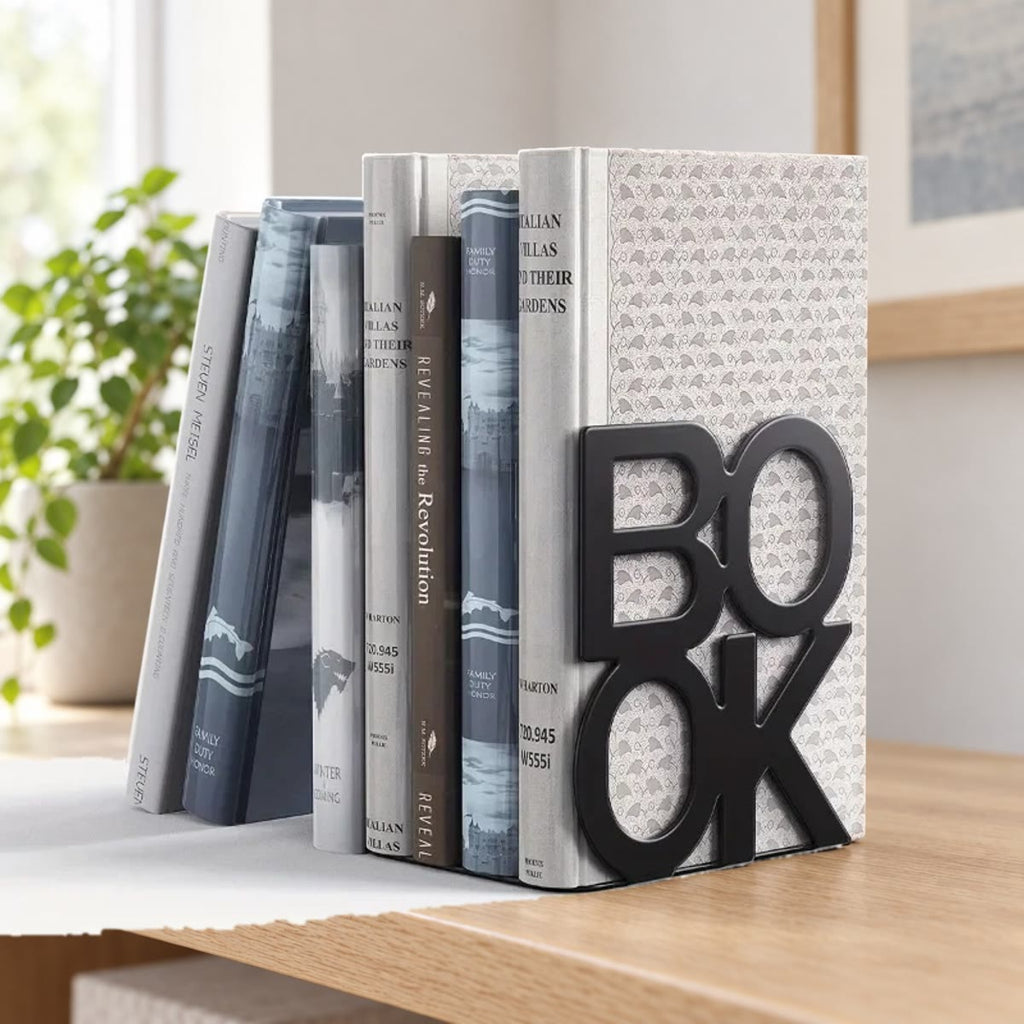 Svart bokstøtte formet som ordet BOOK som holder en rad bøker på en hylle i eik