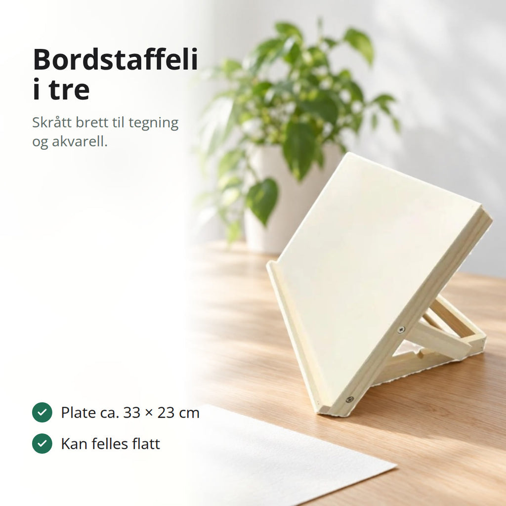 Bordstaffeli i lyst, ubehandlet tre med skråstilt plate på et eikebord ved et vindu