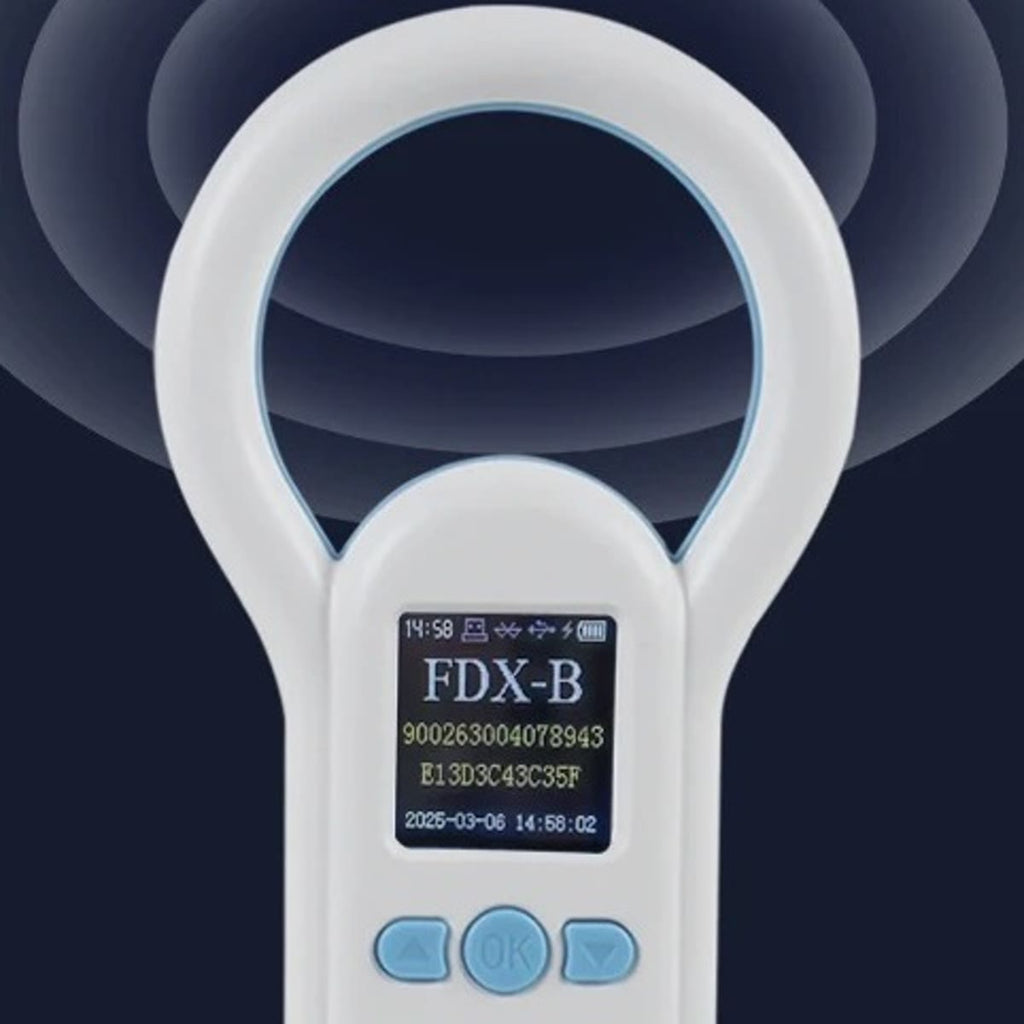 Nærbilde av ringantennen og fargeskjermen som viser chiptypen FDX-B og et chipnummer, på mørkeblå bakgrunn