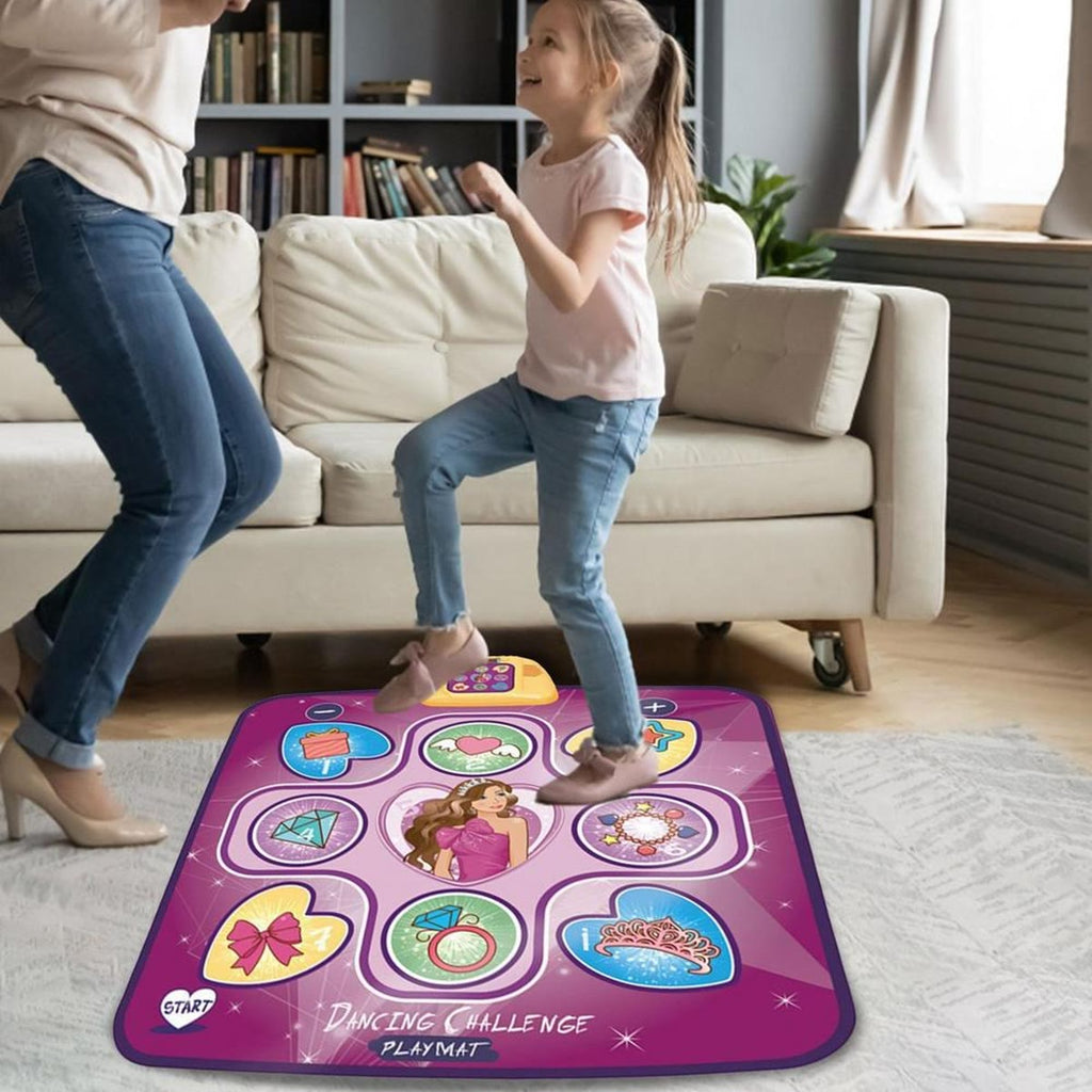 Mor og datter som danser på dansematten med prinsessemotiv i stua