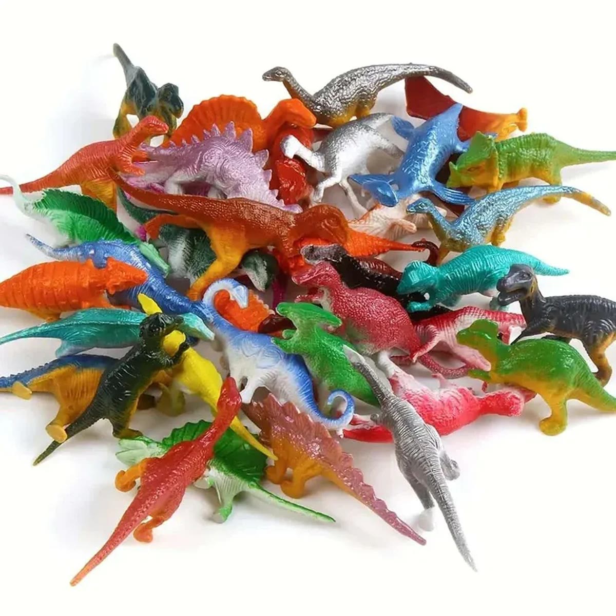 Haug med 48 små dinosaurfigurer i plast i mange farger og arter, på hvit bakgrunn