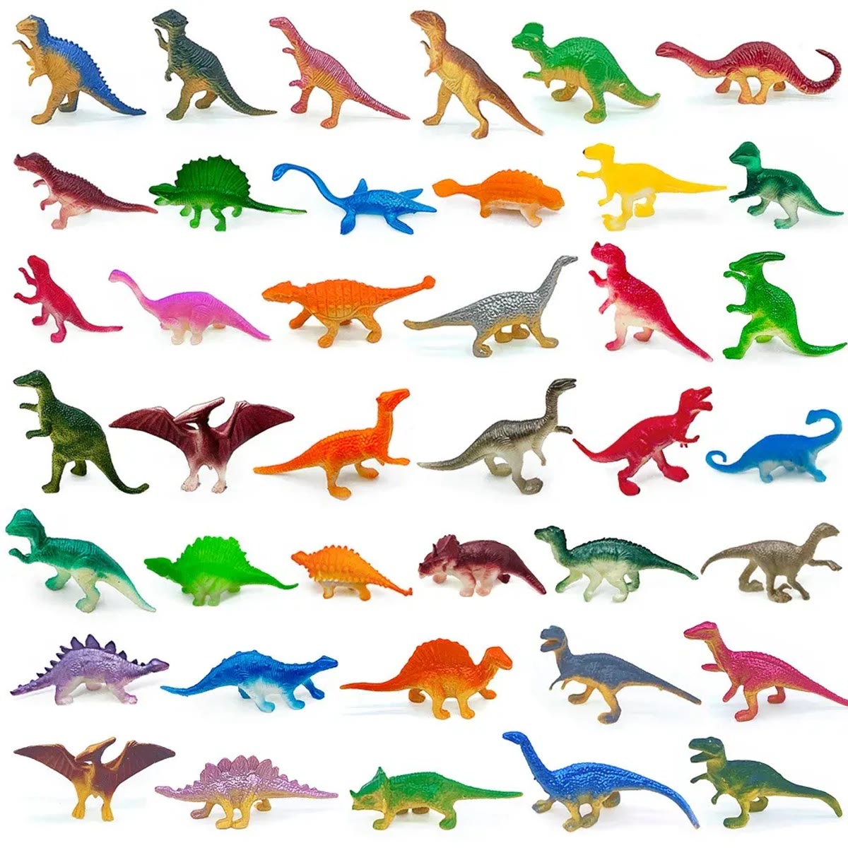 Et utvalg av dinosaurfigurene lagt ut i rader på hvit bakgrunn, i mange farger og former