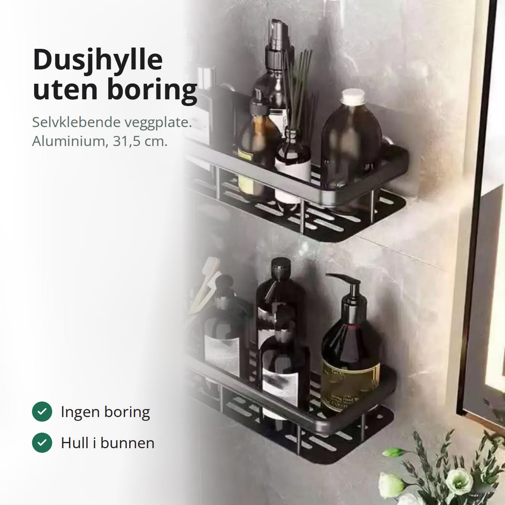 To svarte dusjhyller i aluminium med flasker på en grå marmorvegg