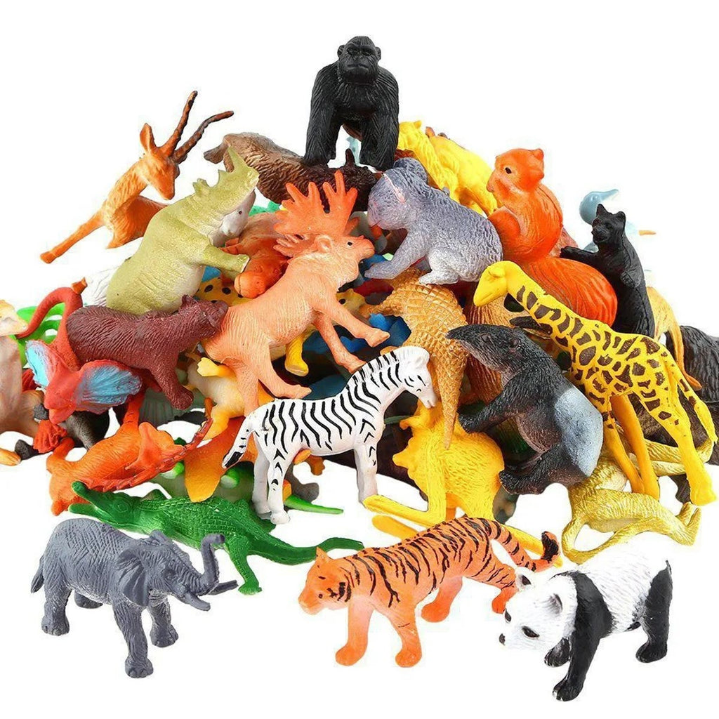 Haug med små ville dyrefigurer i plast – gorilla, sjiraff, sebra, tiger, elefant og panda – på hvit bakgrunn