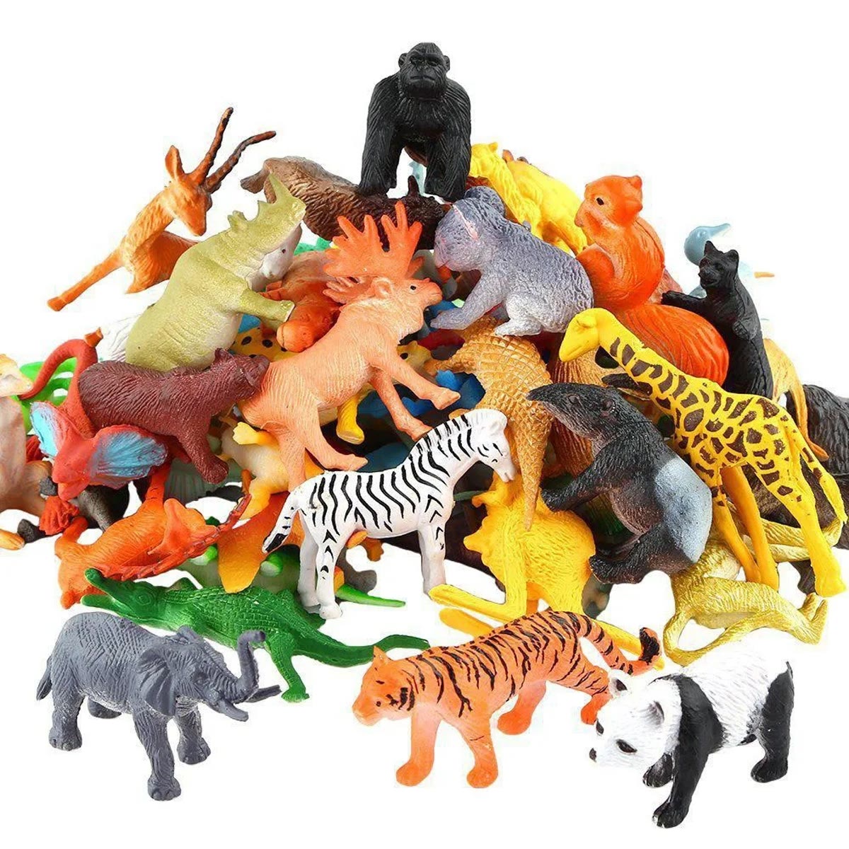 Haug med små ville dyrefigurer i plast – gorilla, sjiraff, sebra, tiger, elefant og panda – på hvit bakgrunn