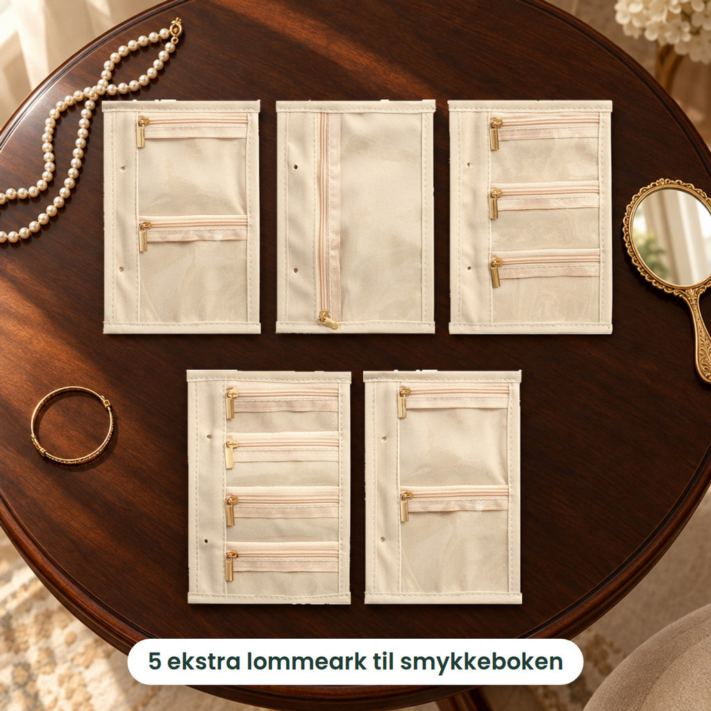 Fem beige lommeark med glidelåslommer lagt på et toalettbord med perlekjede, armbånd og håndspeil