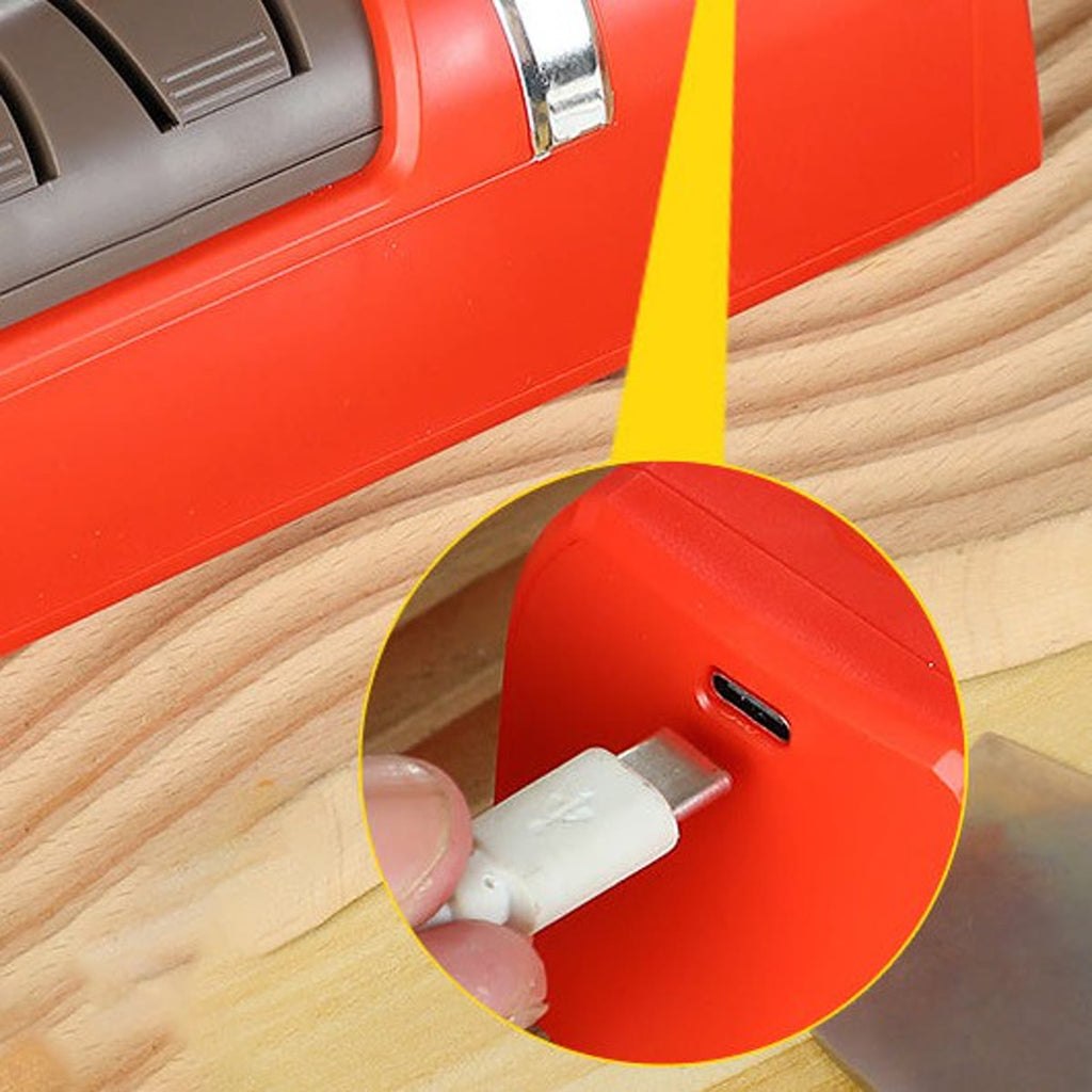 Nærbilde av USB-C-inngangen på enden av knivsliperen, med ladekabelen på vei inn