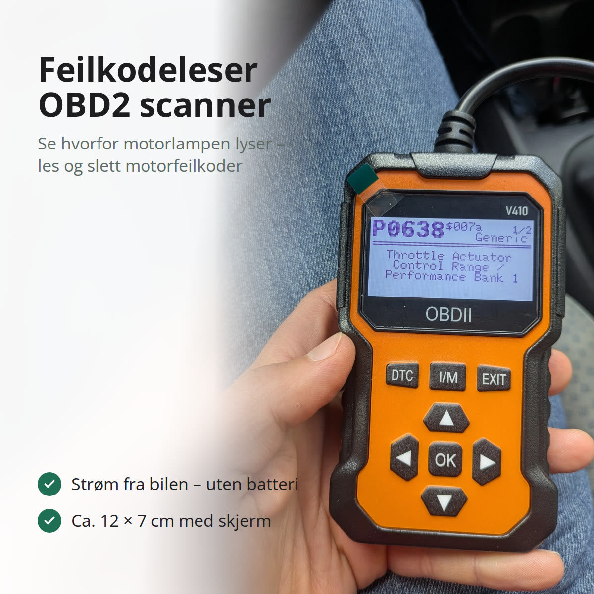Oransje feilkodeleser holdt i hånden i en bil, med en feilkode og kort forklaring på skjermen