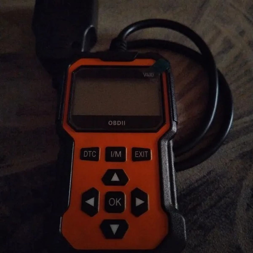 Kjøperbilde av den oransje feilkodeleseren med svart kant, fast kabel og OBD2-plugg