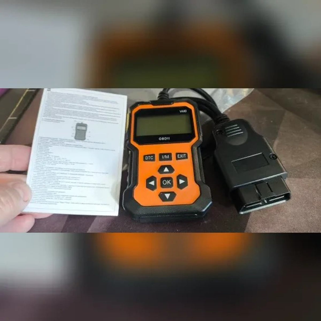 Kjøperbilde av innholdet i pakken: feilkodeleser med kabel, OBD2-plugg og bruksanvisning