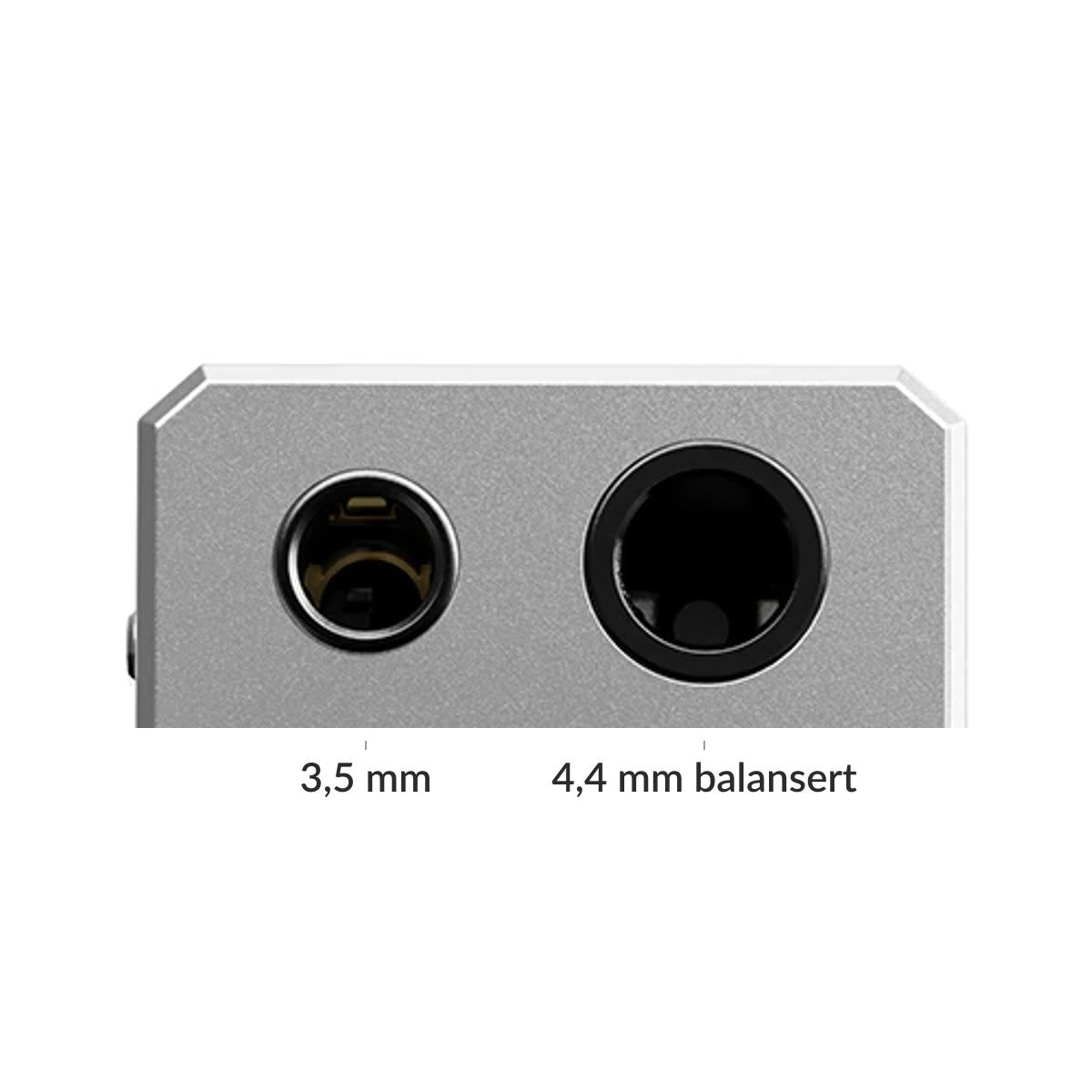 Enden av KA13 med 3,5 mm-utgang til venstre og balansert 4,4 mm-utgang til høyre, på hvit bakgrunn