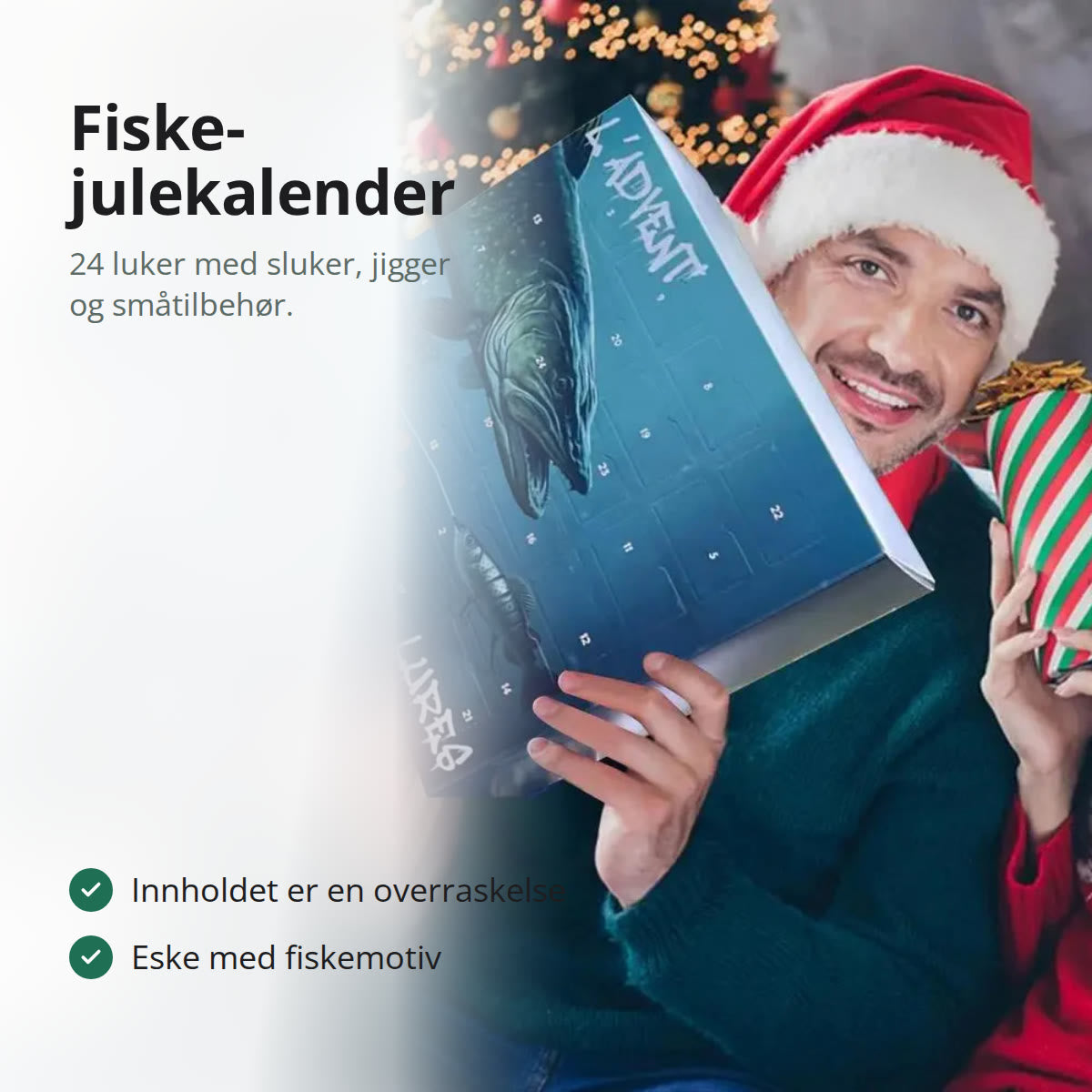 Blå fiske-julekalender med 24 luker og gjeddemotiv, stående på en stein ved vannkanten