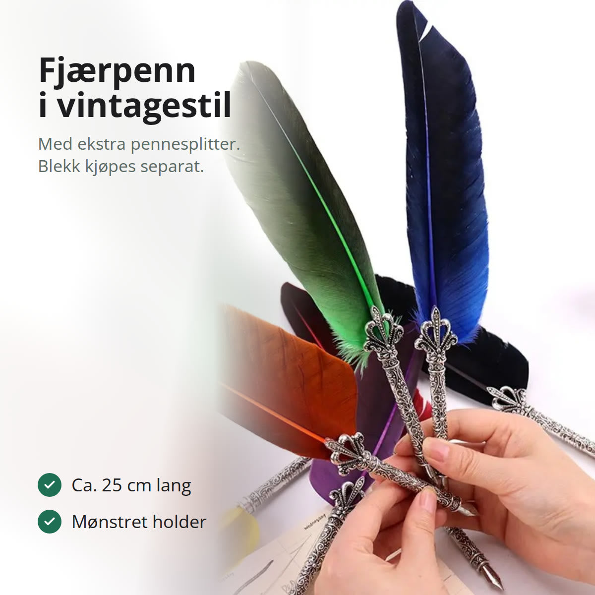 Fjærpenner med fargede fjær og sølvfargede, mønstrede holdere holdt i to hender