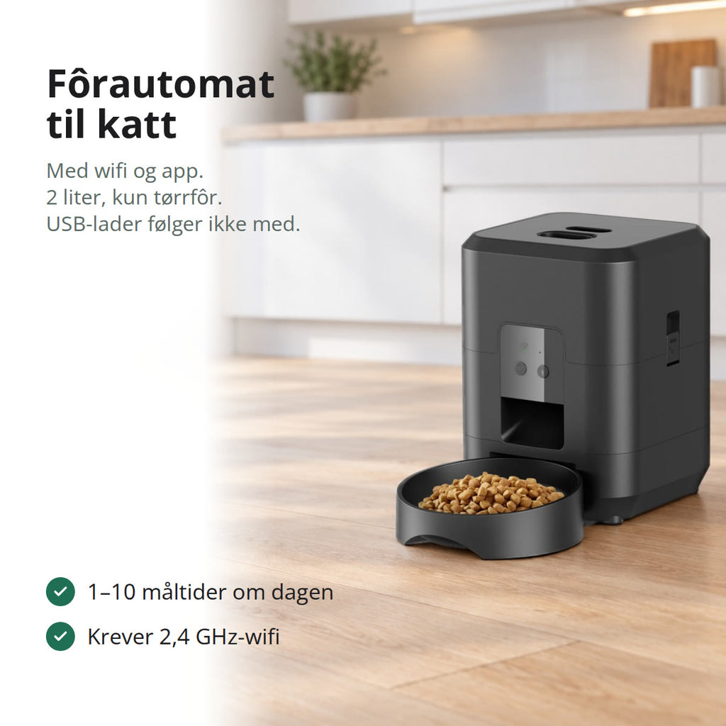 Svart fôrautomat til katt med wifi og skål med tørrfôr på et lyst eikegulv i et norsk kjøkken