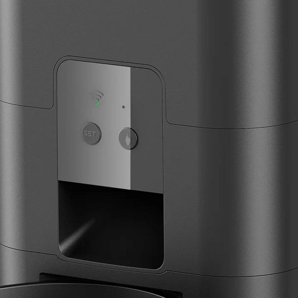 Nærbilde av fronten på den svarte fôrautomaten med wifi-lampe, SET-knapp, knapp for fôring og fôrutløp
