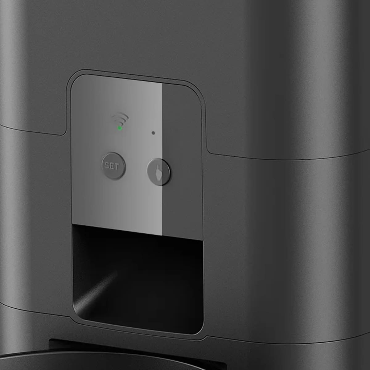 Nærbilde av fronten på den svarte fôrautomaten med wifi-lampe, SET-knapp, knapp for fôring og fôrutløp