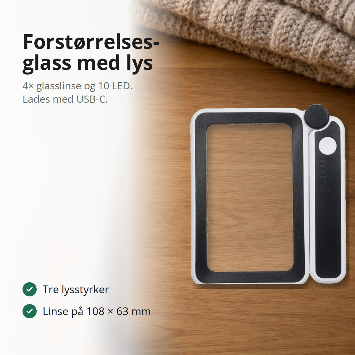 Rektangulært forstørrelsesglass med lys liggende på et bord i treverk