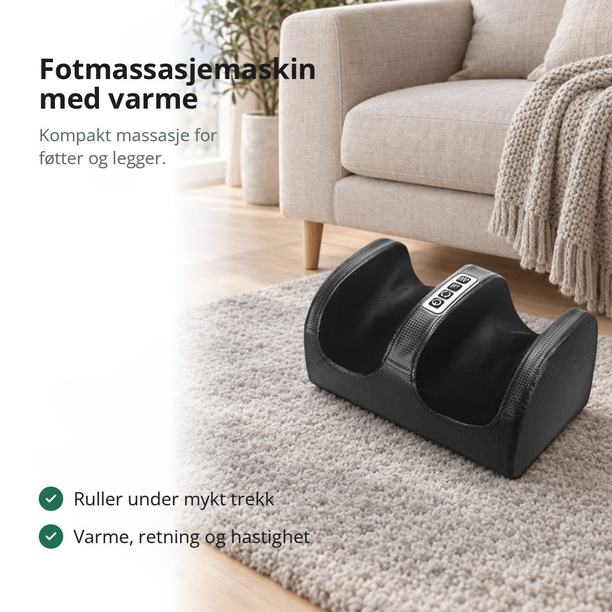 Svart fotmassasjemaskin på et lyst ullteppe foran en beige sofa i en lys stue, med knappene midt mellom de to fordypningene