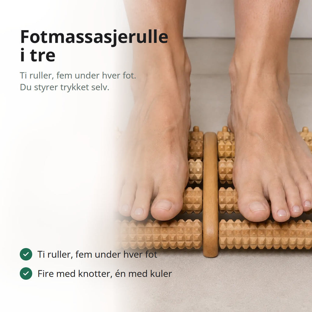 Fotmassasjerulle i lyst tre med ti strukturerte ruller, stående på et lyst tregulv