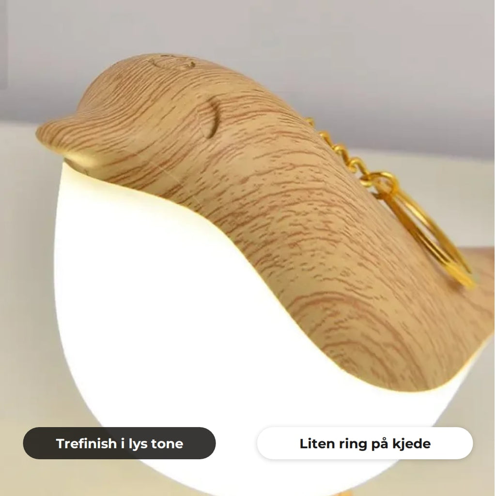 Nærbilde av hodet i lys trefinish og den lille ringen på kjede