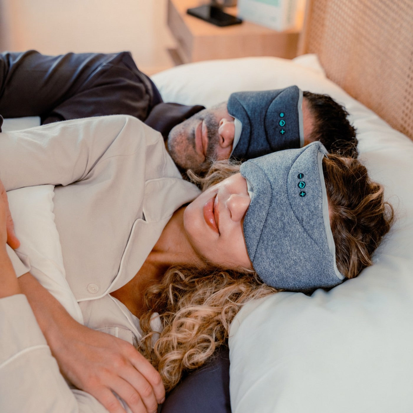 To personer sover med masken paa