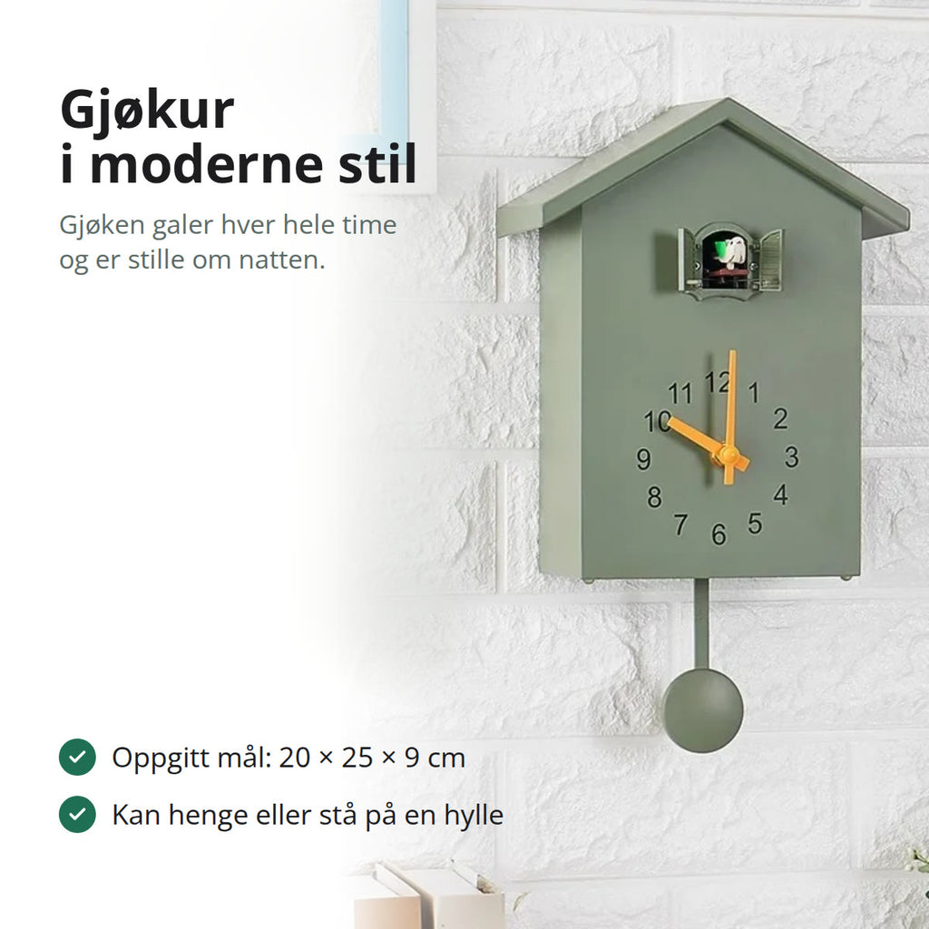 Grønt gjøkur formet som et hus, med pendel, hengende på en hvit murvegg ved siden av en bukett