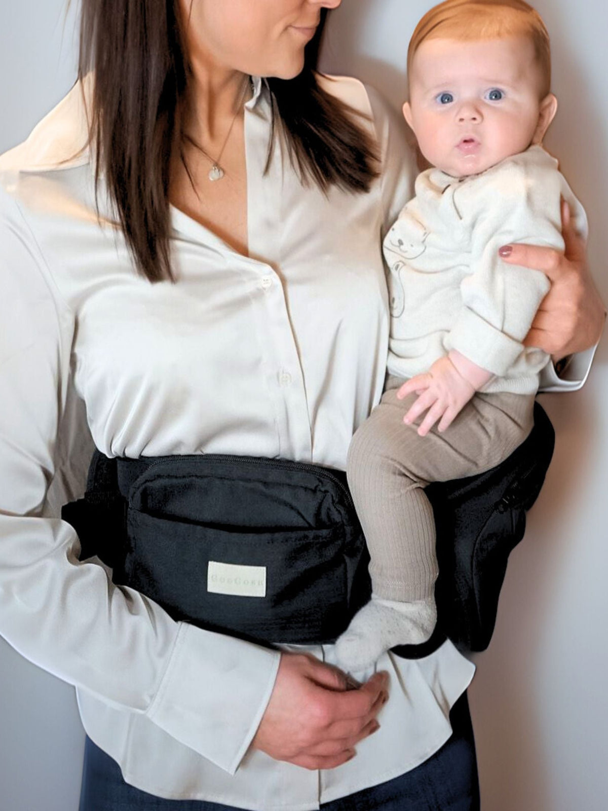 Mor holder baby med GooGosa hoftbaerer