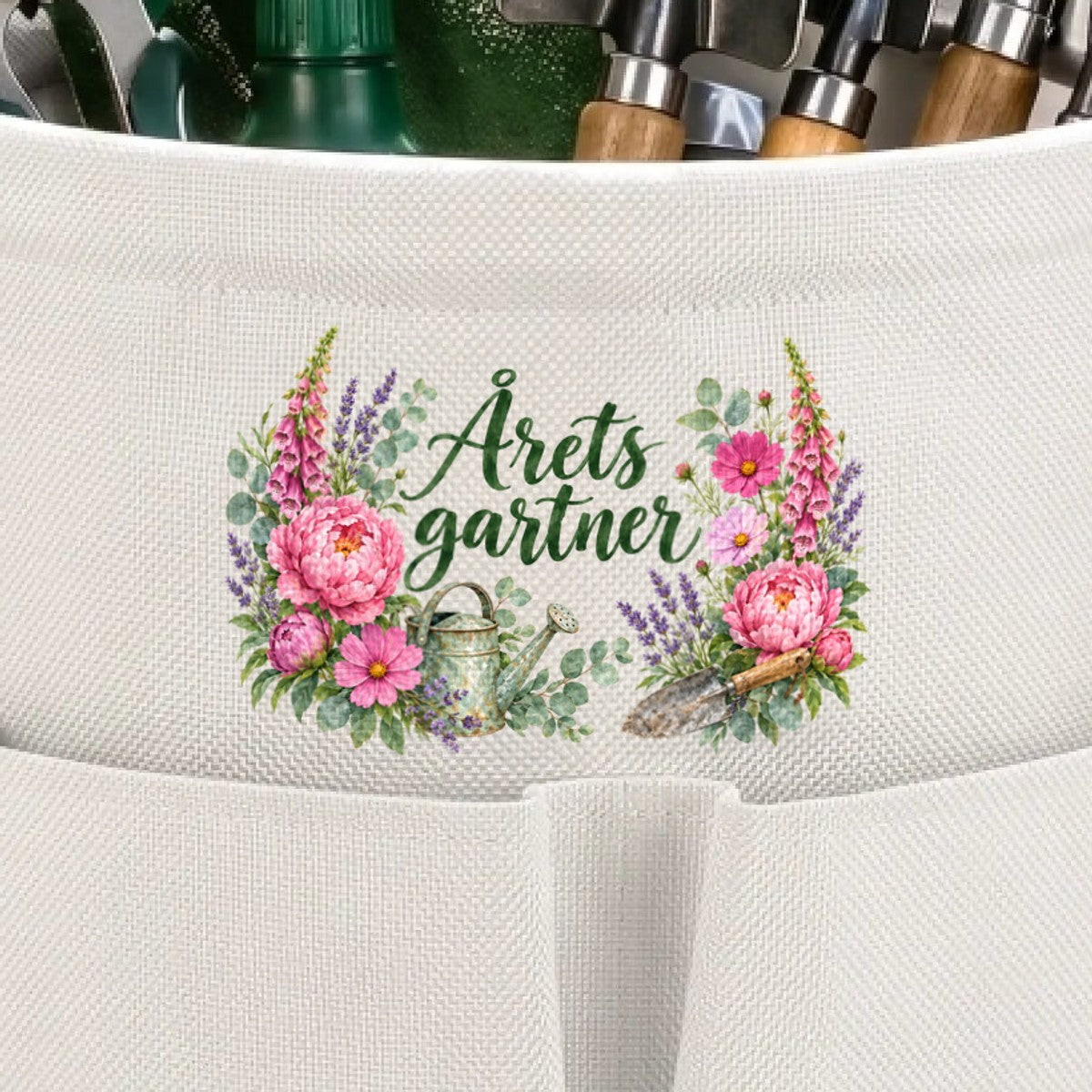 Nærbilde av akvarelltrykket med pioner, lavendel og «Årets gartner»