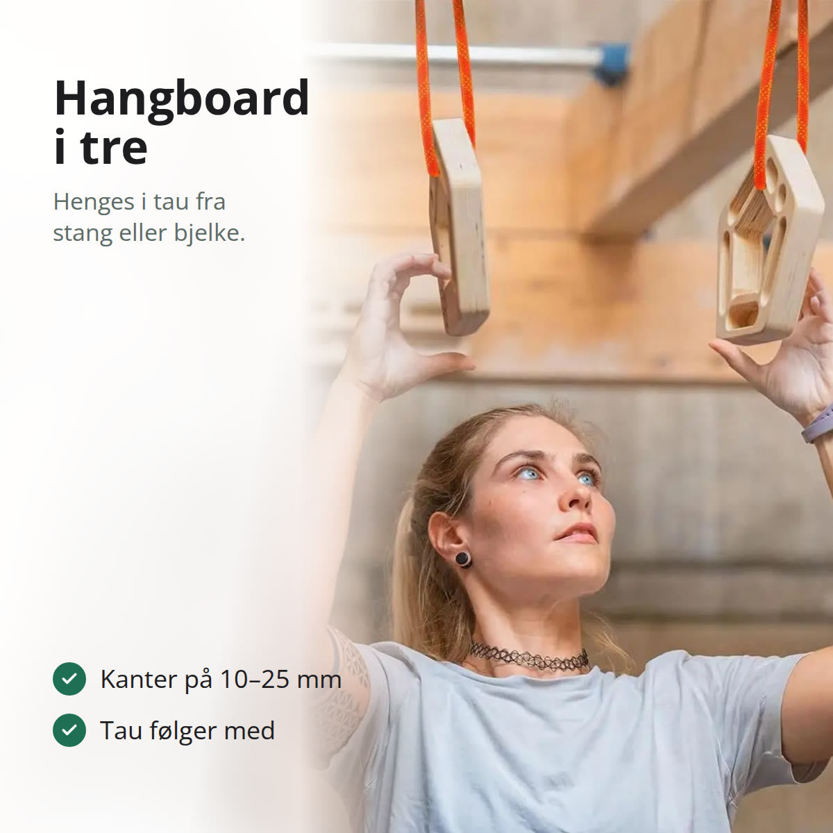 Bærbart hangboard i tre som henger i tau, med en kvinne som griper to brett over hodet
