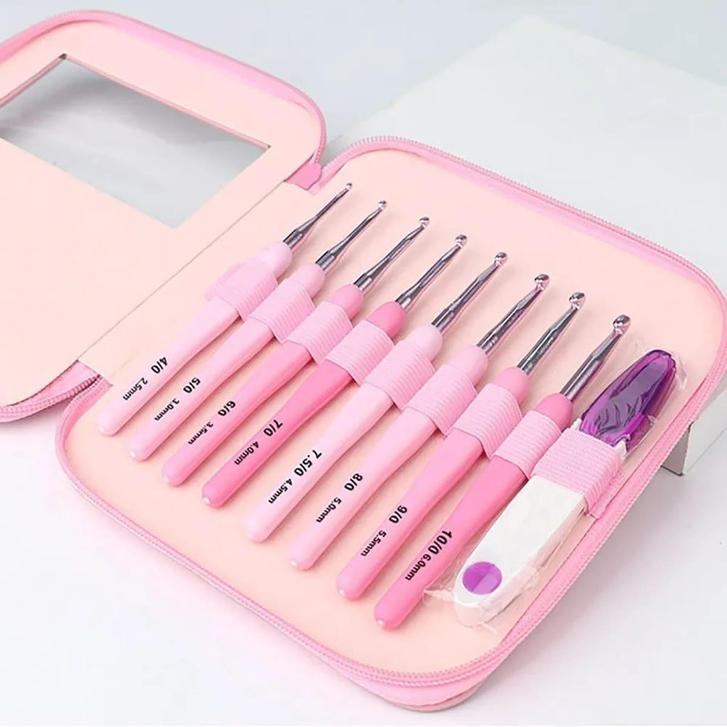 Rosa heklenåler sett i åpent etui med 8 heklenåler fra 2,5 til 6 mm og en liten trådsaks