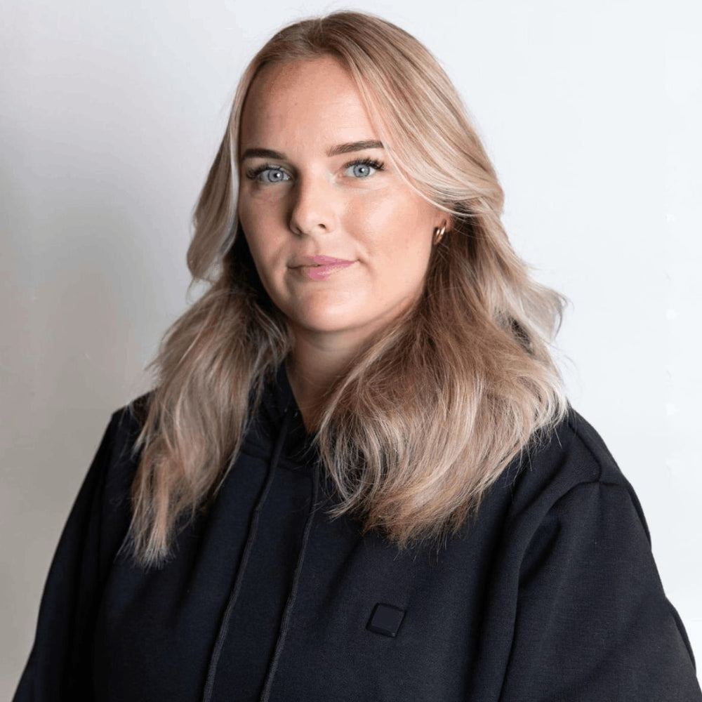 Kvinne i svart Varmro-hettegenser
