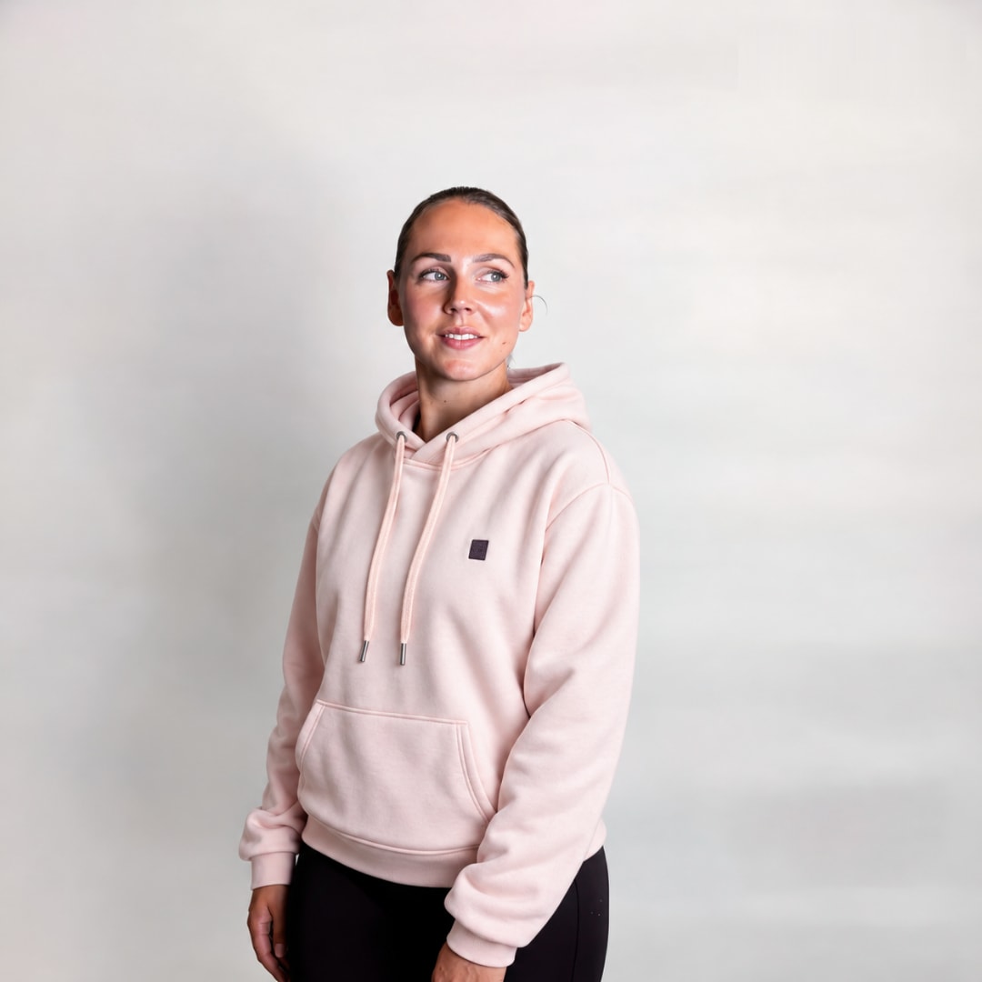 Kvinne i rosa Varmro-hettegenser
