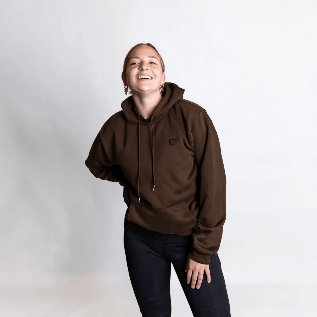 Kvinne i brun Varmro-hettegenser