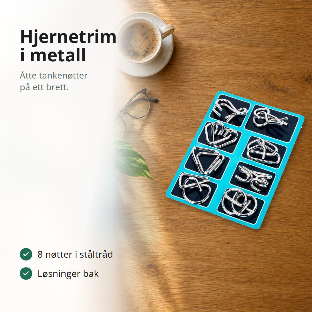 Hjernetrim spill i metall med åtte tankenøtter på blått brett på et salongbord