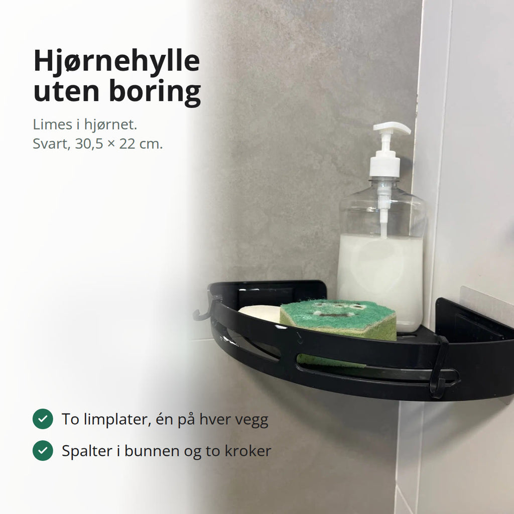 Svart hjørnehylle limt opp i hjørnet mellom en grå flisvegg og en hvit vegg, med en pumpeflaske, en såpe og en svamp på