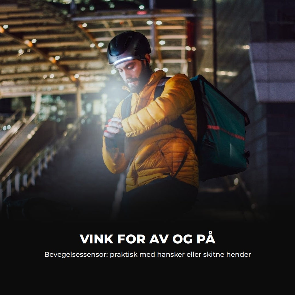 Mann med sykkelhjelm og tent hodelykt om kvelden: vink for av og på