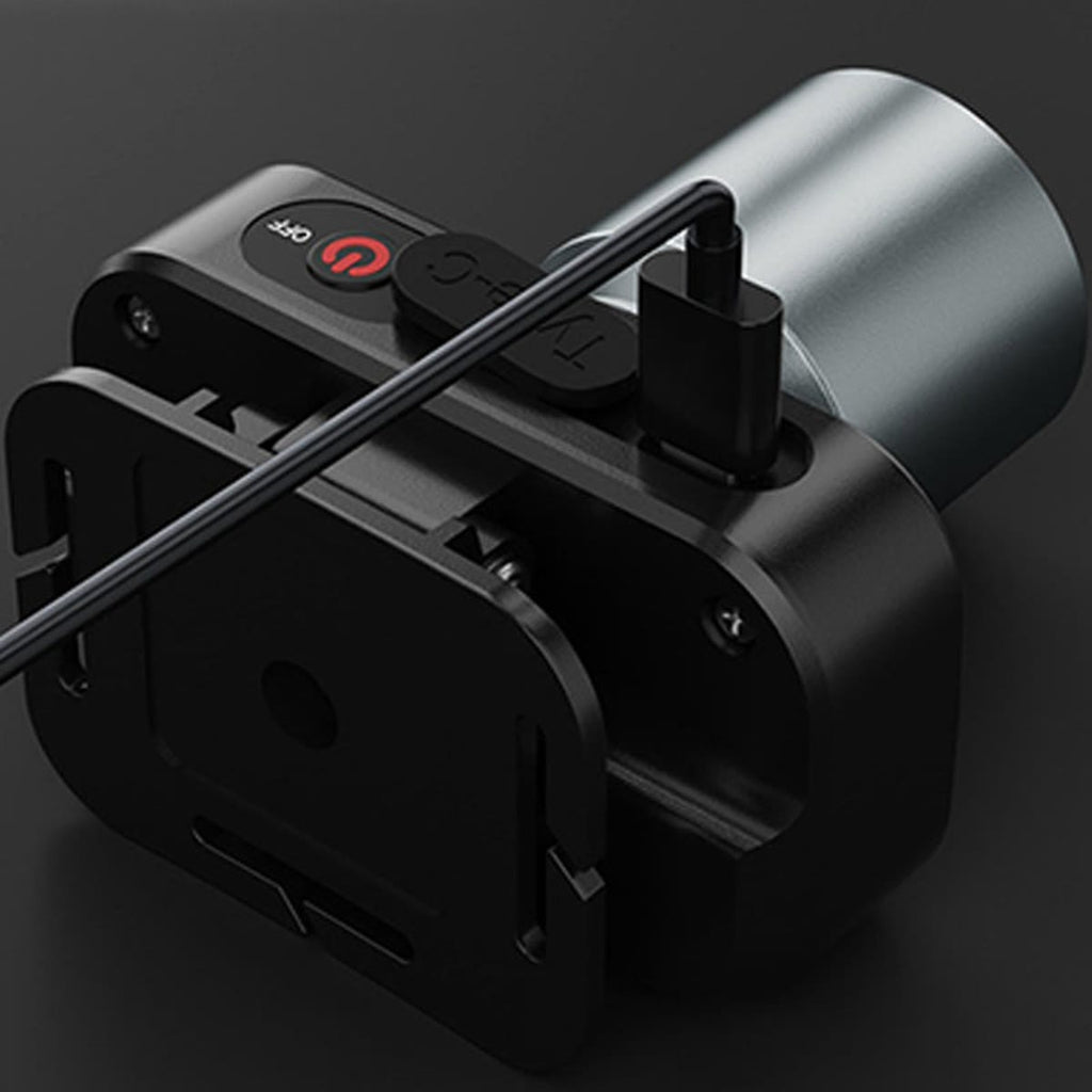 Ladekabelen satt i USB-C-porten på siden av hodelykten